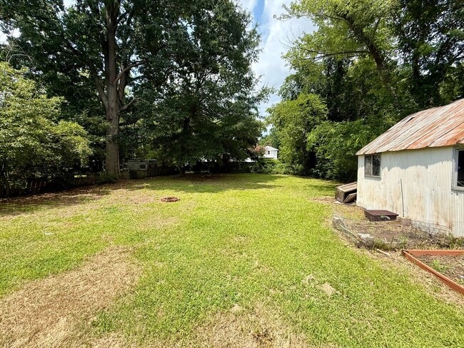 Building Photo - 2 bedroom house in Fulton Hill; Big yard, laundry, central hvac all electric and a deck!