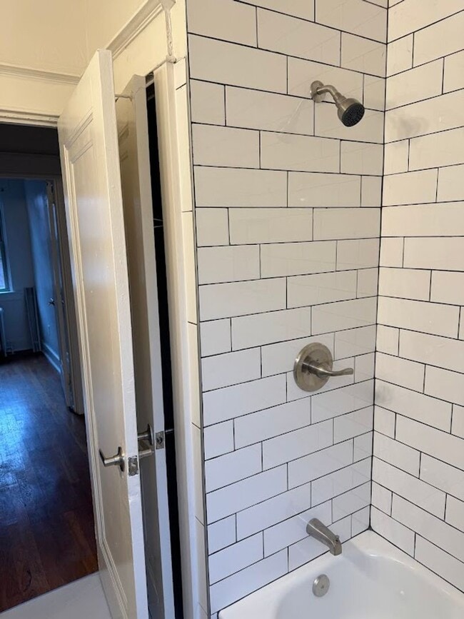 Building Photo - Wonderful Duplex in the Heart of Squirrel Hill!