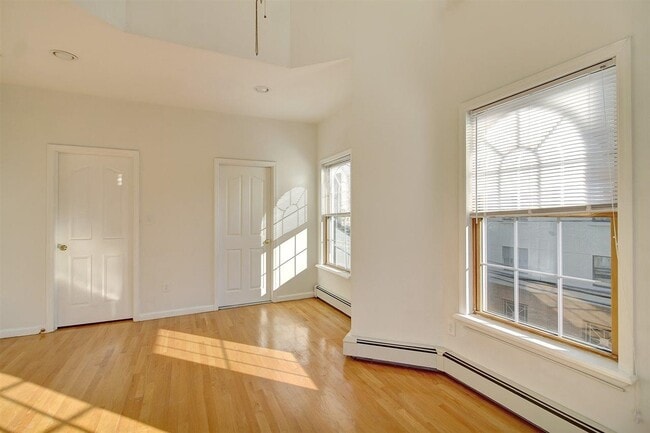 Building Photo - 600 Grand St