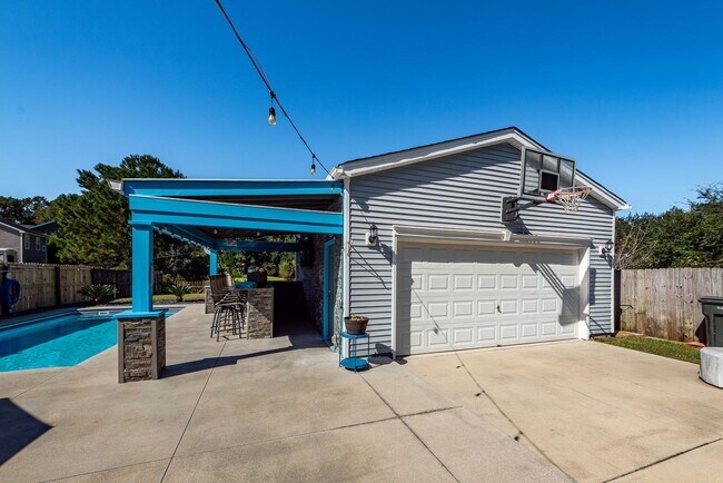 Building Photo - 4 Bedroom, 2.5 Bathroom Home in Brownswood...