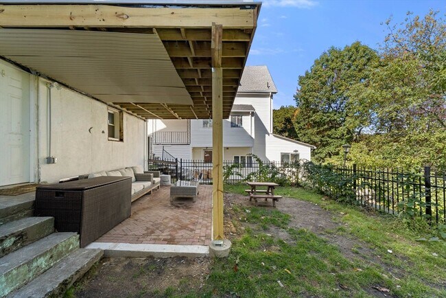 Building Photo - 203 Linwood St