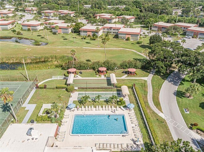 Building Photo - 36 Pine Arbor Ln