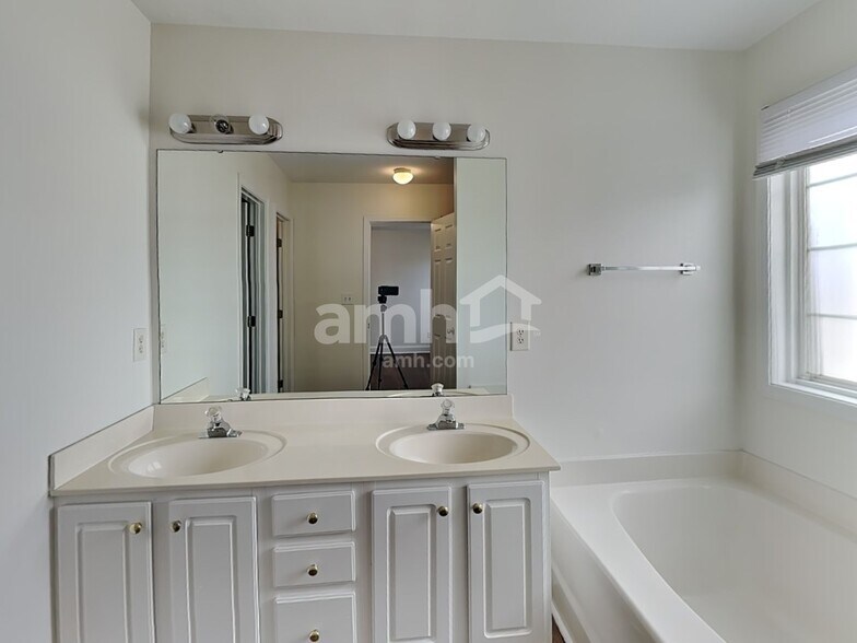 Building Photo - 1009 Trillium Pl