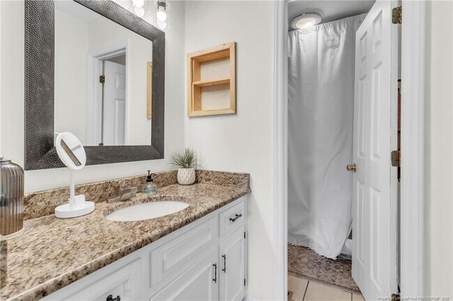 Building Photo - 5008 Shimmer Dr