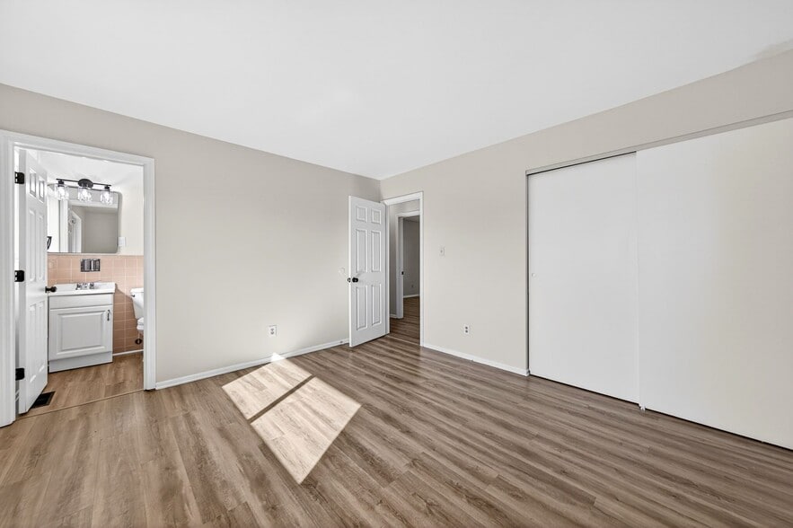 Building Photo - 3253 Greenbridge Dr