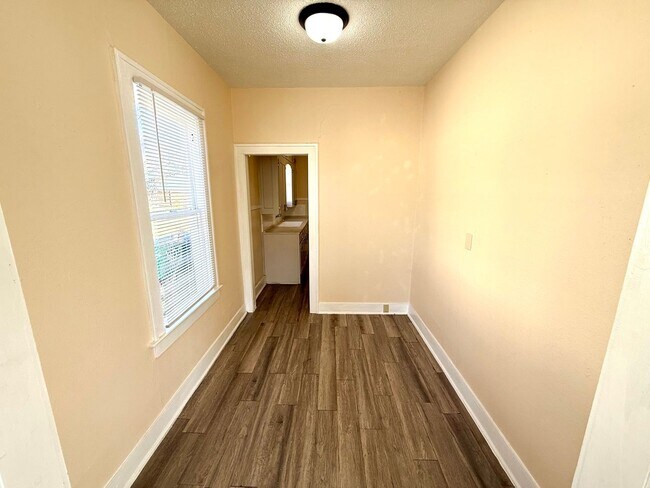 Building Photo - *MOVE IN SPECIAL* Charming Duplex with Fenced Yard – Minutes from St. Philip's College!