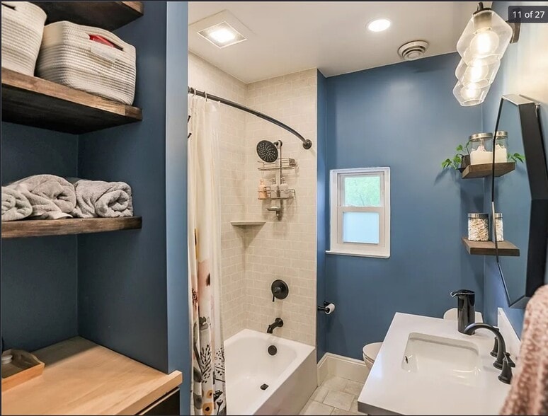 Full bathroom 2nd floor - 347 Spahr St