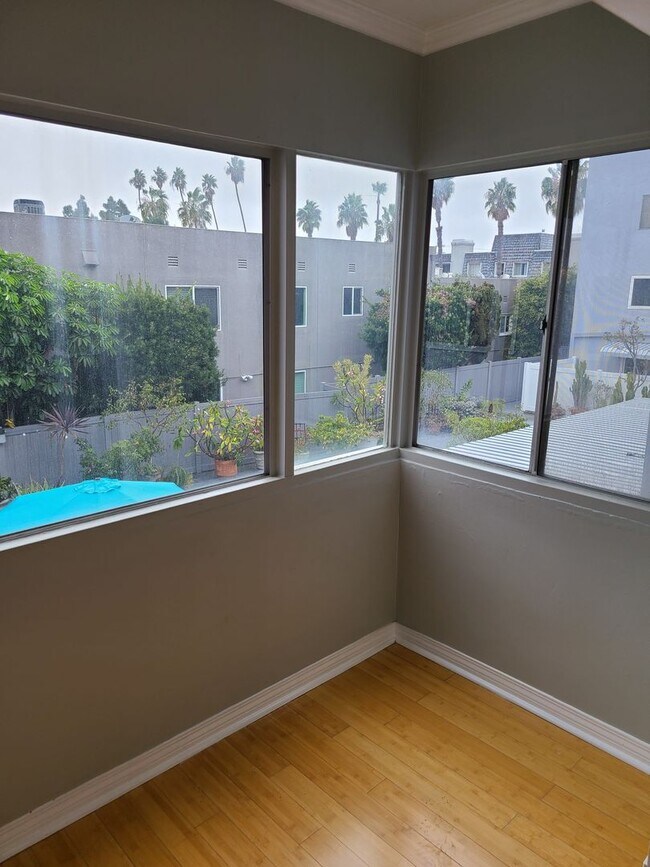 Building Photo - 1200