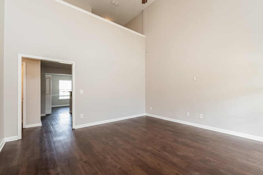 Building Photo - 1025 Lakewalk Dr