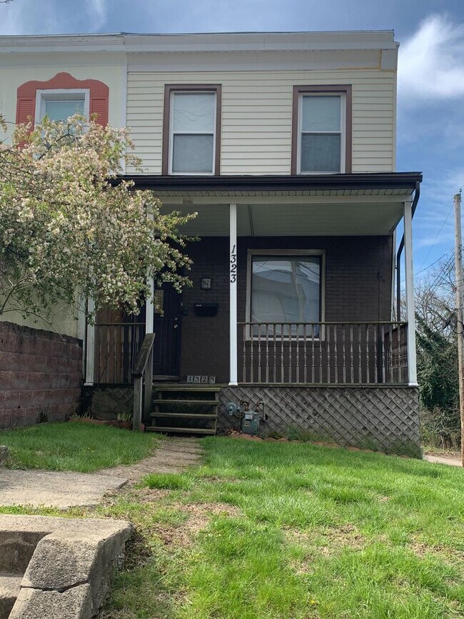 Building Photo - AVAILABLE MAY 2026  - 2 Bedroom Home in Mt Washington w/ Fenced In Yard!