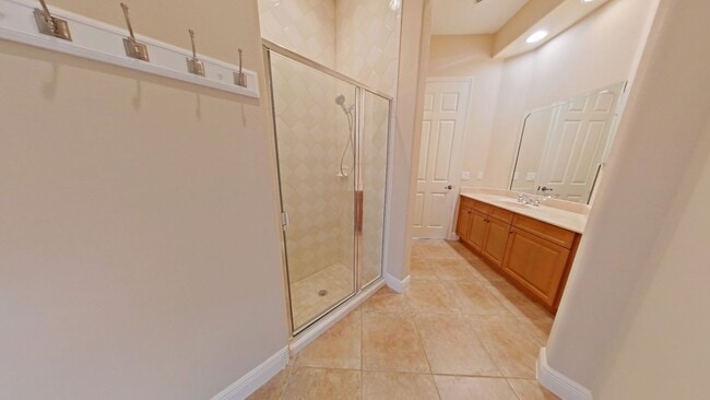 Building Photo - Beautiful 4-bedroom , 4 bathroom House wit...