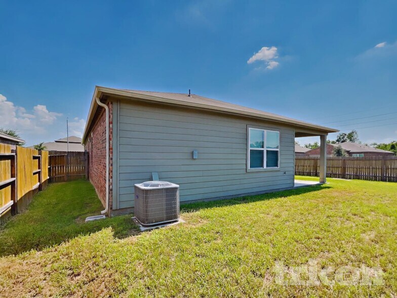 Building Photo - 116 Thorton Vine Dr
