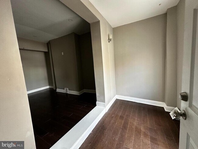 Building Photo - 6142 Larchwood Ave