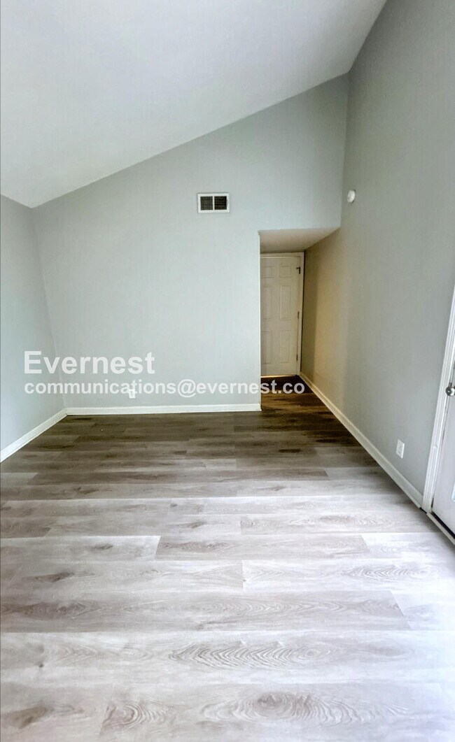 Building Photo - 3 Bed, 2 Bath Home with Carport / Pet-Frie...