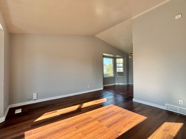 Building Photo - Spacious Split Level in Kearns!
