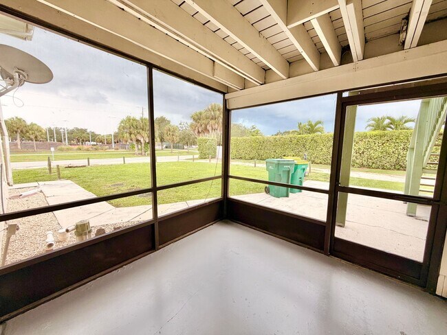 Building Photo - 2281 Sunshine Blvd