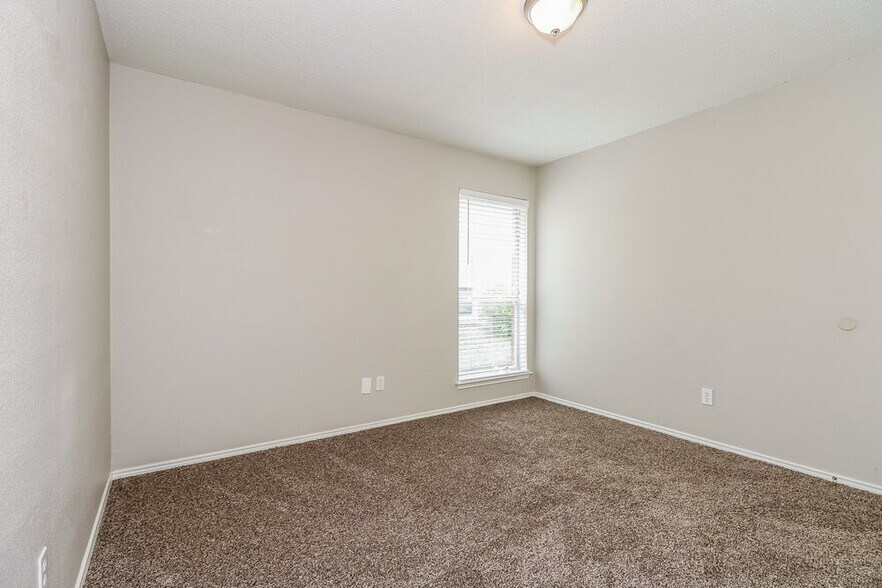 Building Photo - 2844 Claremont Dr