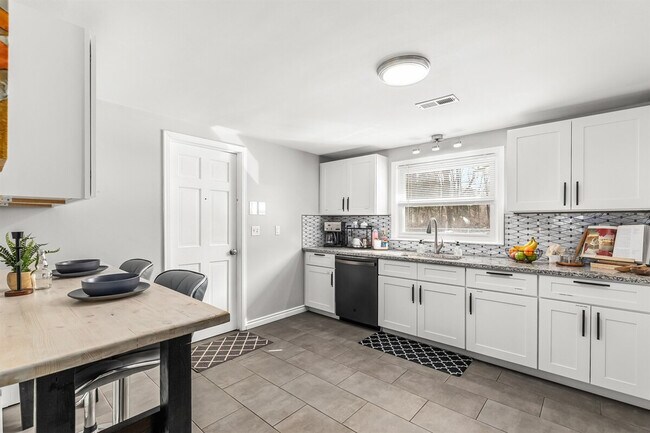 Building Photo - 8254 Mary Ann Ave