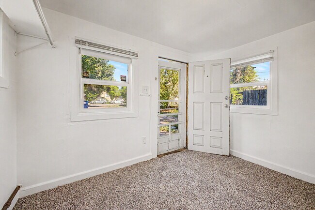 Building Photo - "Charming 1-Bed 1 bath in Englewood – Cozy 400 Sq Ft Living!"