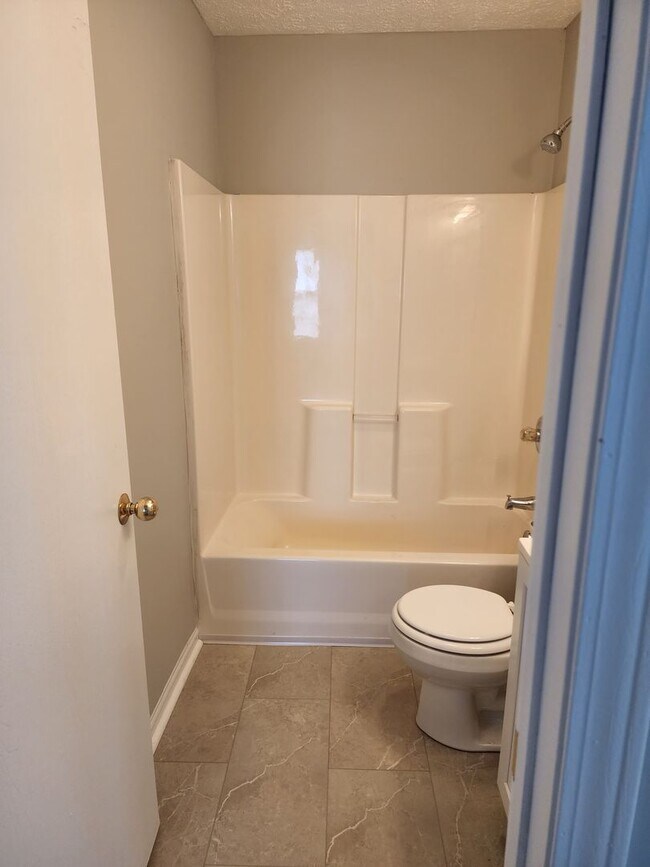 Building Photo - Three Bedroom Two Bath Home in Deerfield Farms Dayton, Indiana