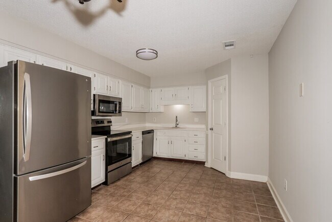 Building Photo - 7333 Eastover Blvd