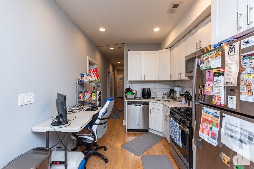 Building Photo - 2439 N Ashland Ave