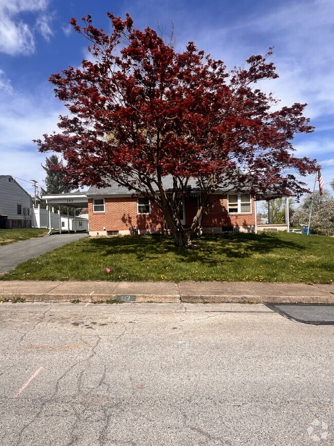 Building Photo - Charming Brick Rancher for Rent