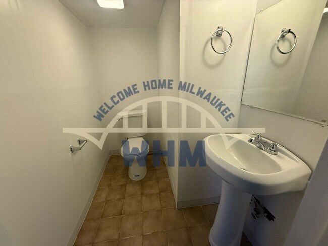 Building Photo - 2240 W Lawn Ave