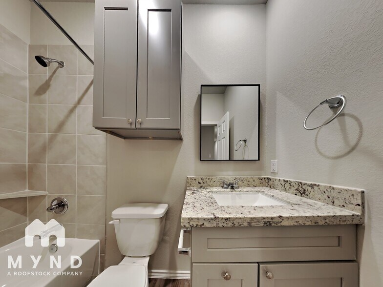 Building Photo - 413 E Avenue G Ave