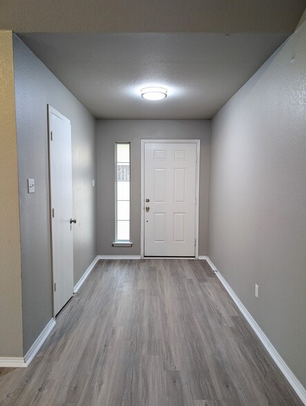 Entry - 525 Oxford Loop