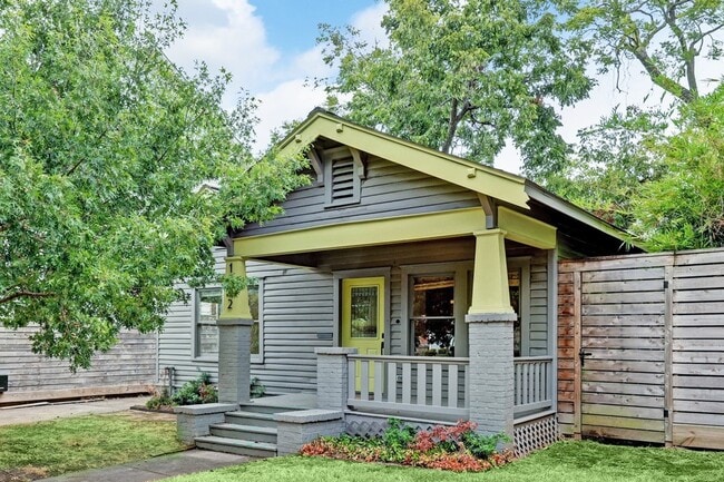 Primary Photo - 1032 E 6 1/2 St