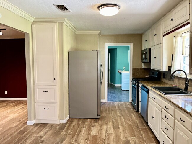 Building Photo - Spacious Four Bedroom!