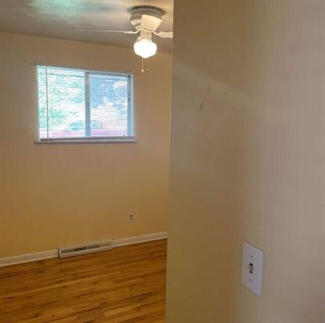 Building Photo - 409 Tedmon Dr