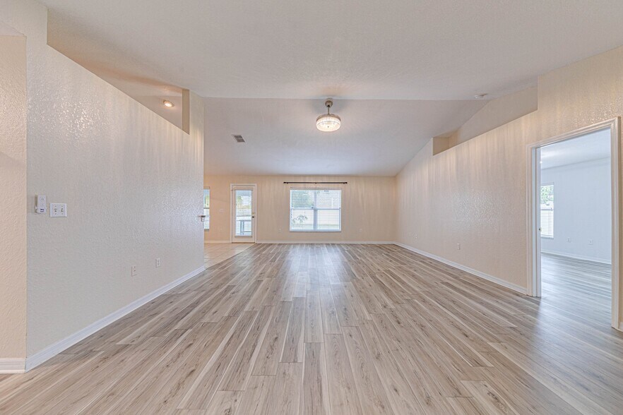 Building Photo - 1176 Lake Pl Ct