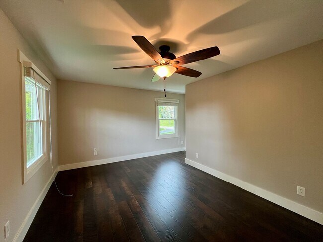 Building Photo - Beautifully Updated Home!  Fenced Yard!