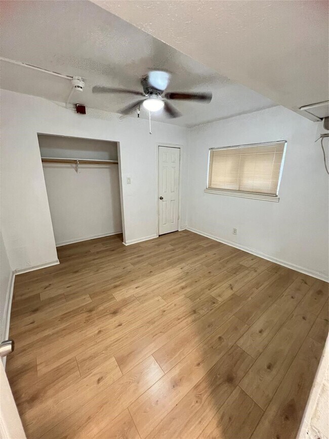 Building Photo - 5911 Grace Ln