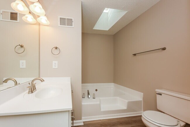 Building Photo - 1622 Cumberland Club Rd SW