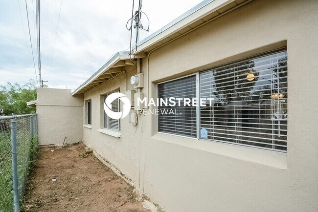 Building Photo - 2 Bedroom Pet-Friendly Home in Tucson, AZ with Main Street Renewal