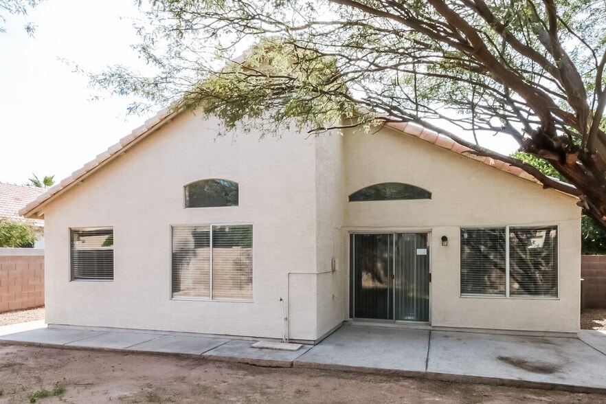 Building Photo - 832 E Baylor Ln