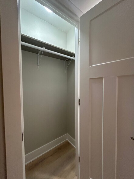 Building Photo - 1214 N La Salle Dr