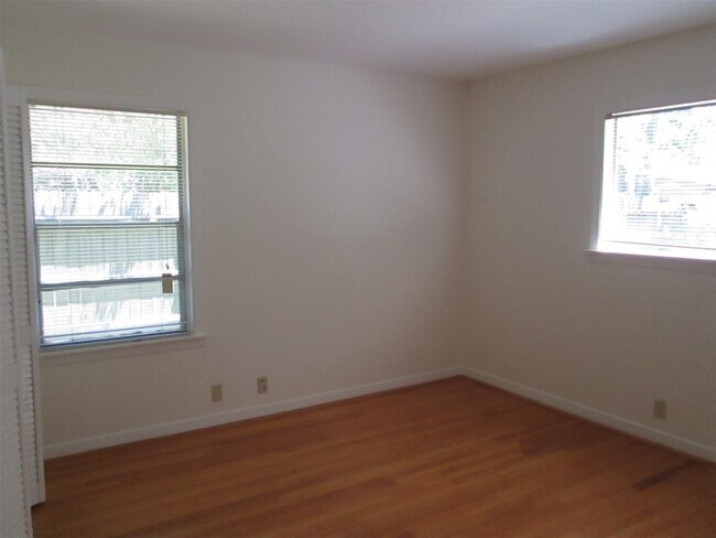 Building Photo - 2311 Bron Holly Dr