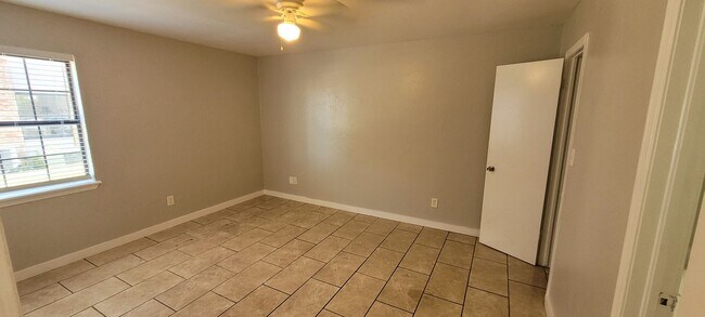 Building Photo - 2 Bedroom, 1.5 Bathroom 1st Floor Condo wi...