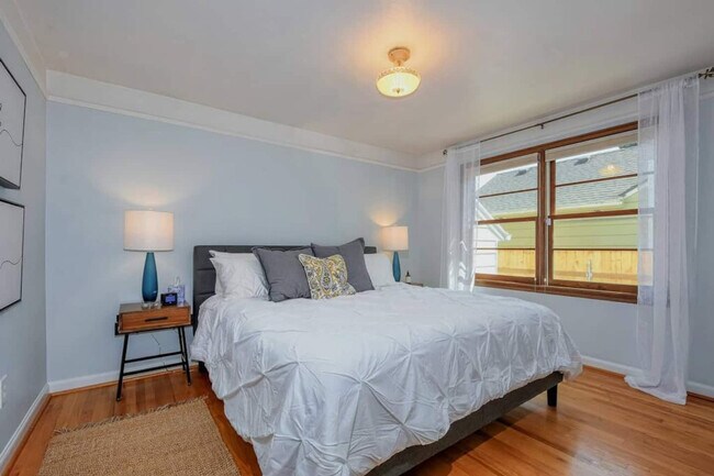 Building Photo - 4401 NW Columbia St