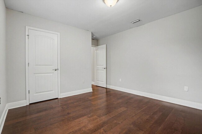 Building Photo - HEART OF DAPHNE!