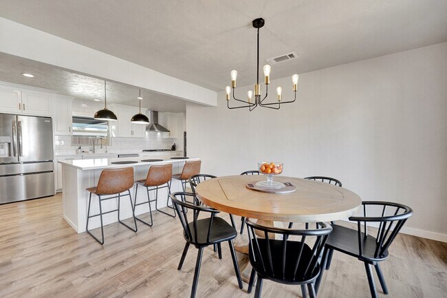 Building Photo - 715 Shell Ave