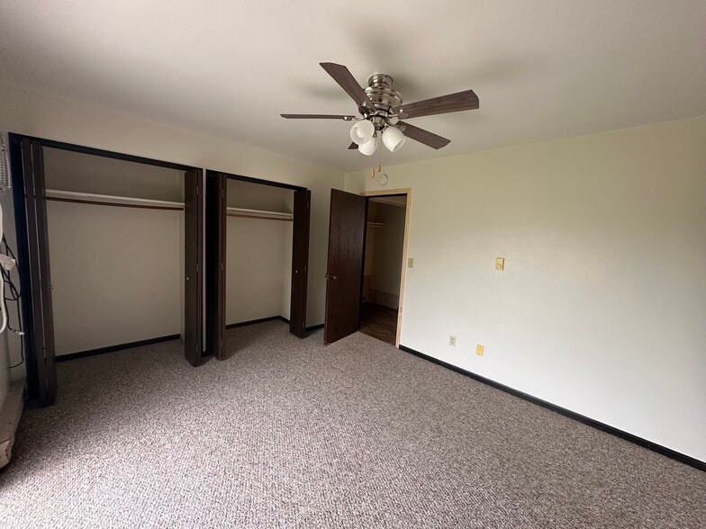 Building Photo - 1033 Lakeshore Dr