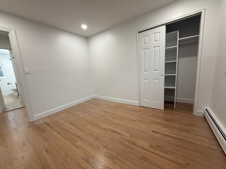 Building Photo - 6 Oak Ln