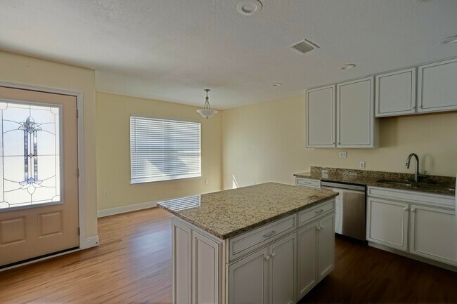 Building Photo - 2168 Paloma St