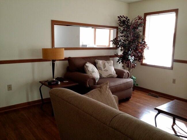 Building Photo - 611 Windcrest Dr