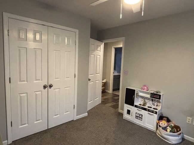 Building Photo - Gorgeous 3 Bedroom 2 Bathroom House!